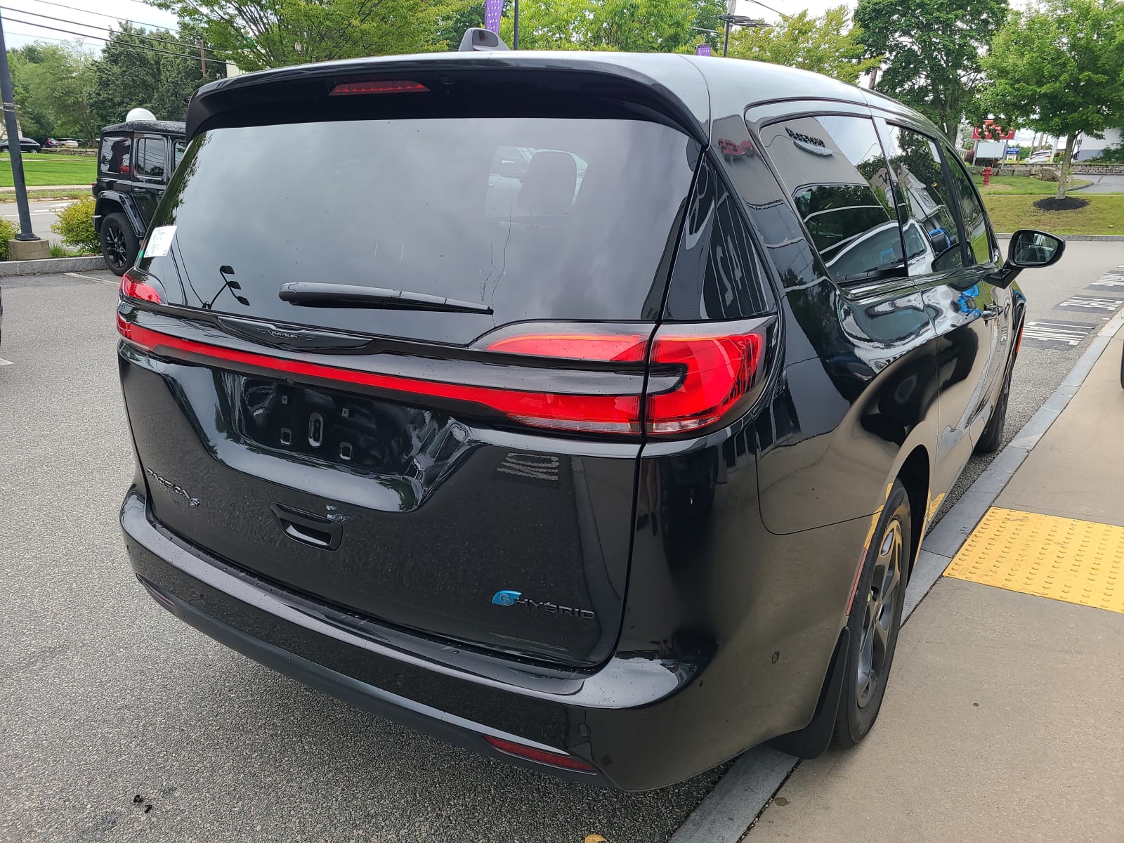 2023 Chrysler Pacifica Hybrid Limited photo 4