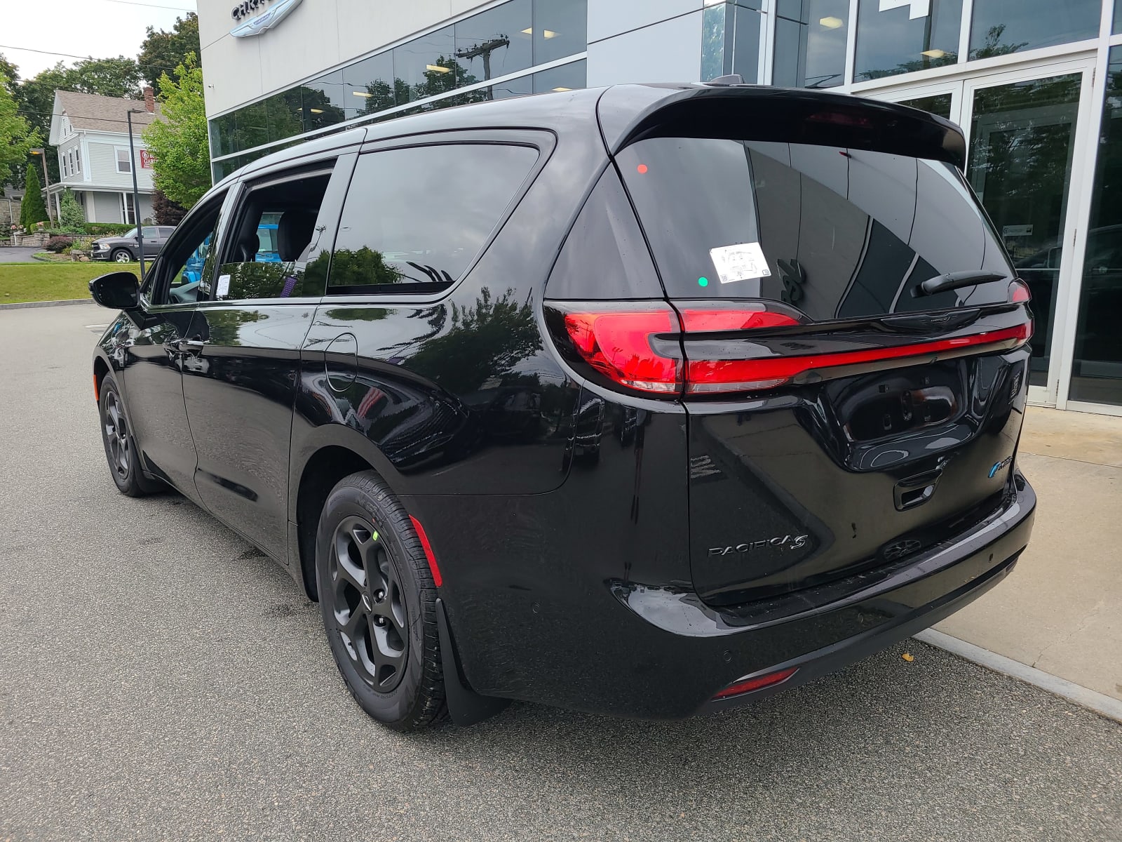 2023 Chrysler Pacifica Hybrid Limited photo 3