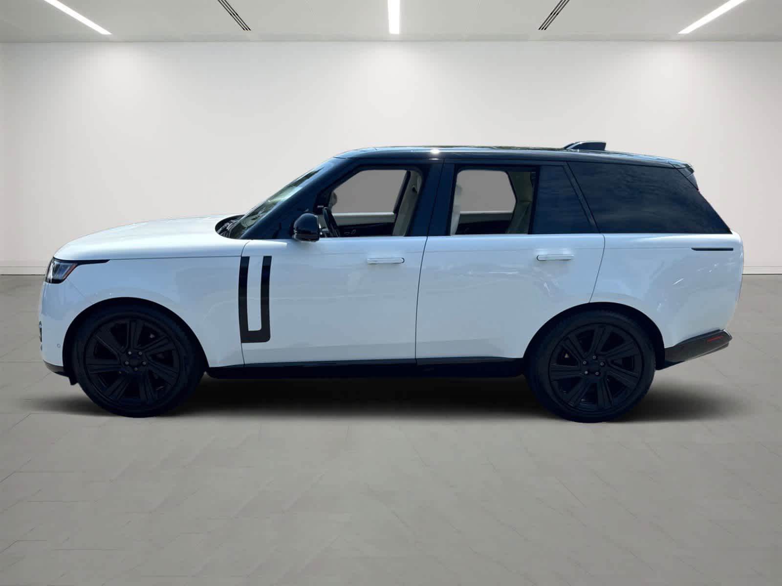 2023 Land Rover Range Rover SE photo 3