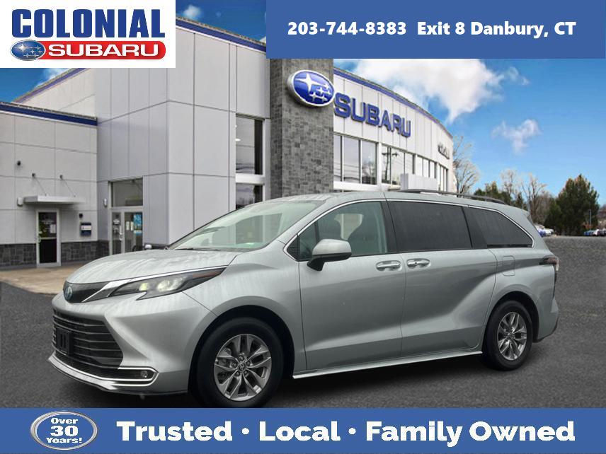 2024 Toyota Sienna XLE's photo