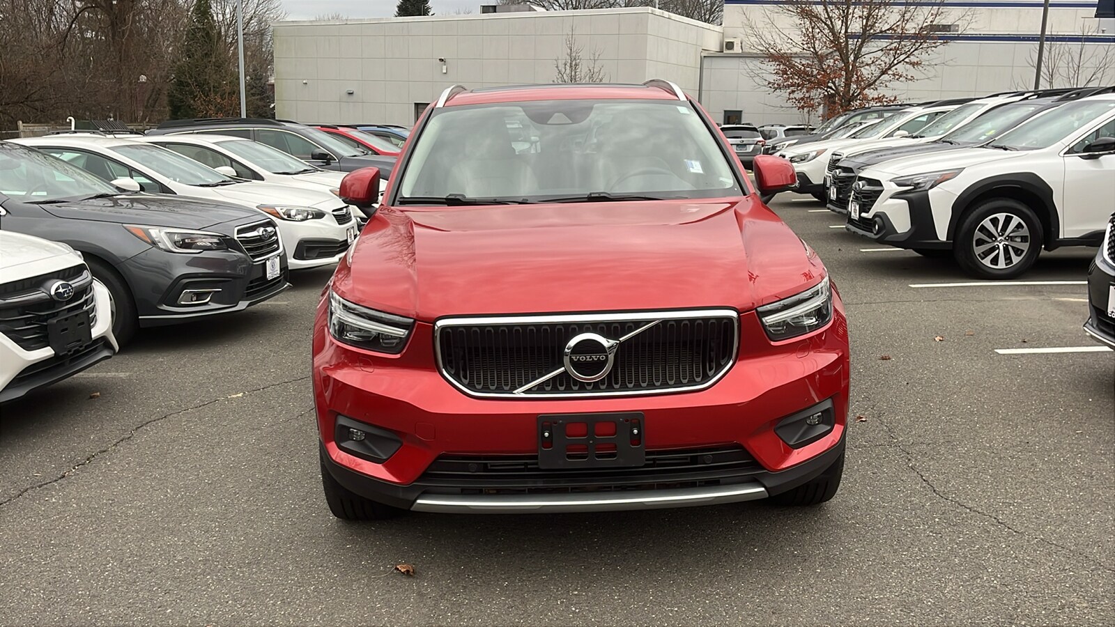 2022 Volvo XC40 Momentum photo 2
