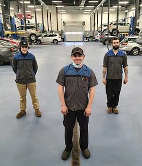 Staff member Express Service Technicians from ID_a60aa5f0d6ed