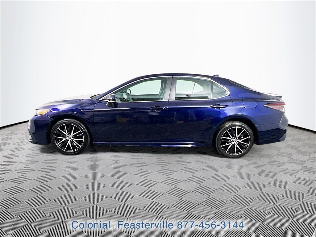 2022 Toyota Camry SE photo 2