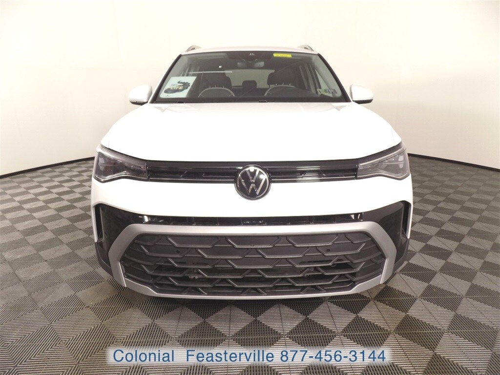 2025 Volkswagen Taos SE photo 3
