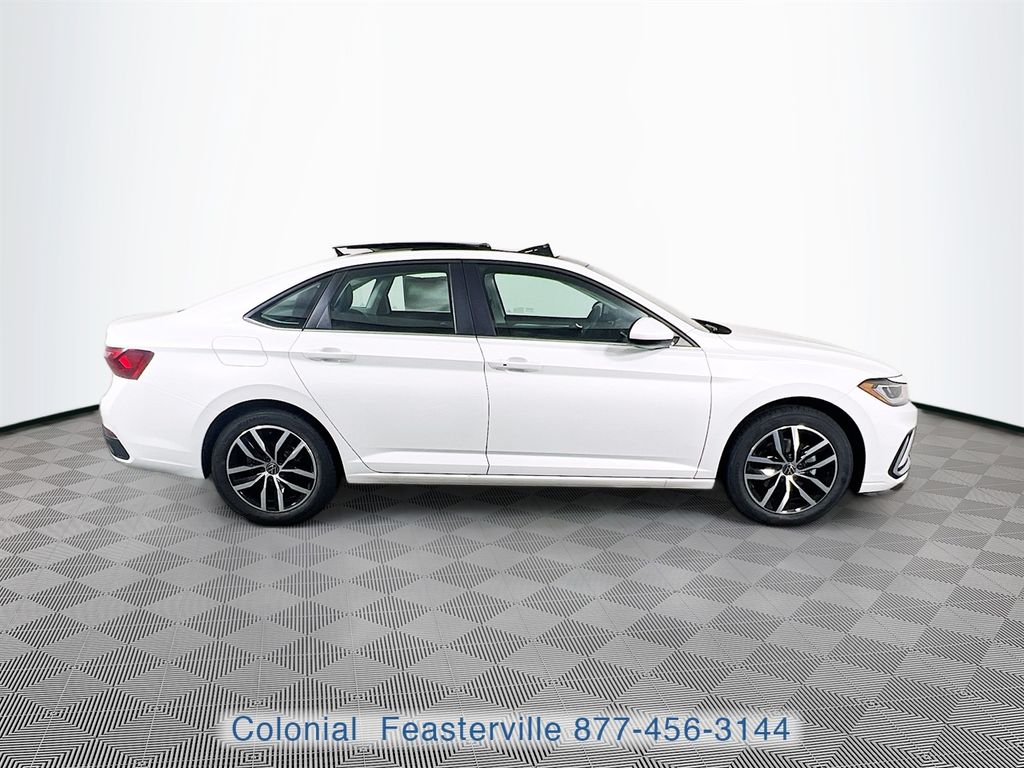 2026 Volkswagen Jetta SE - Photo 8