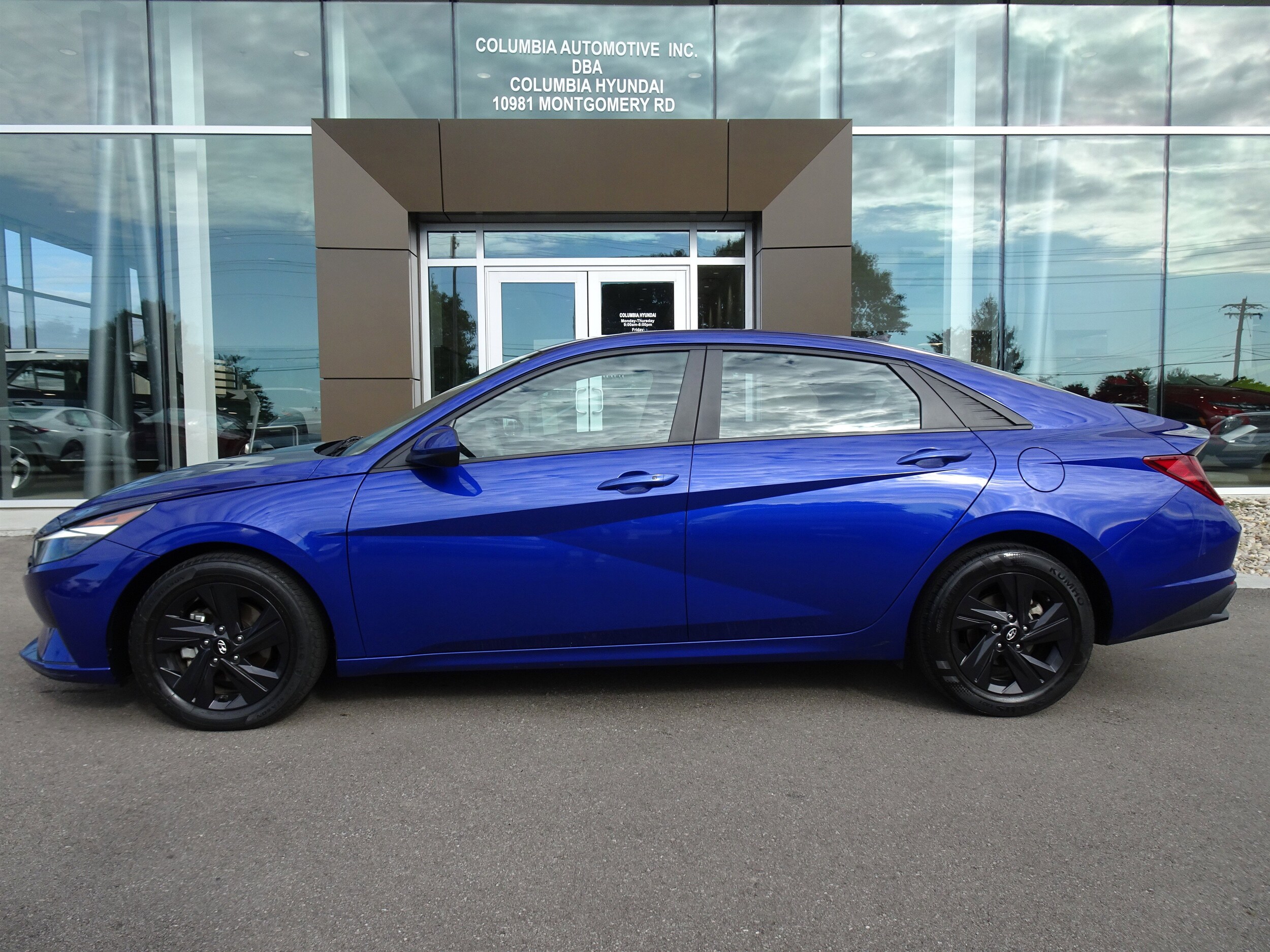 2022 Hyundai Elantra SEL photo 2