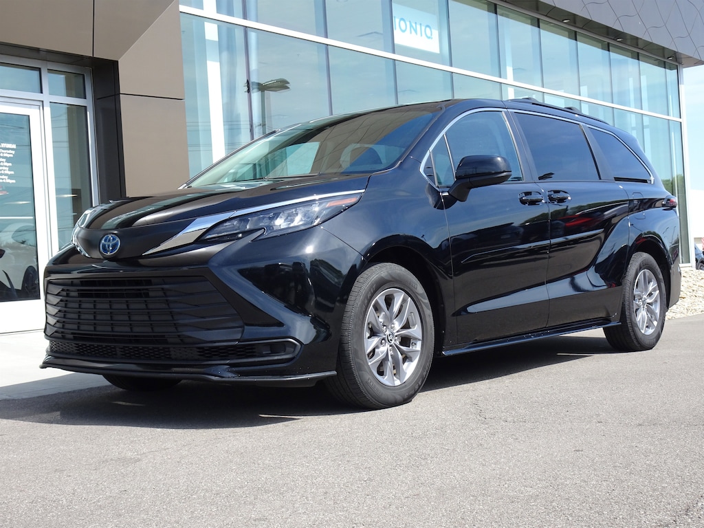 Used 2024 Toyota Sienna LE 8 Passenger Van Passenger Van