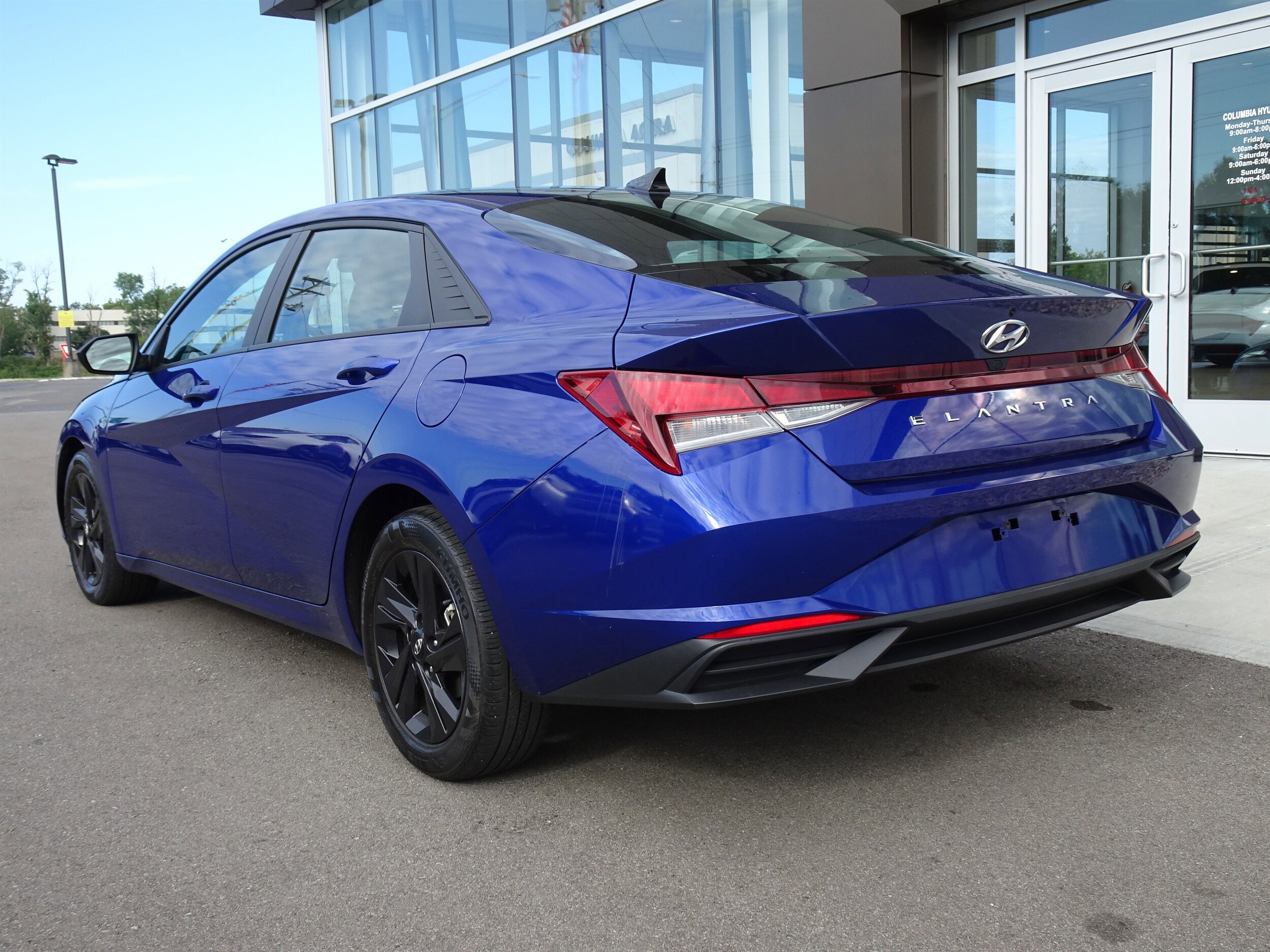 2022 Hyundai Elantra SEL photo 3