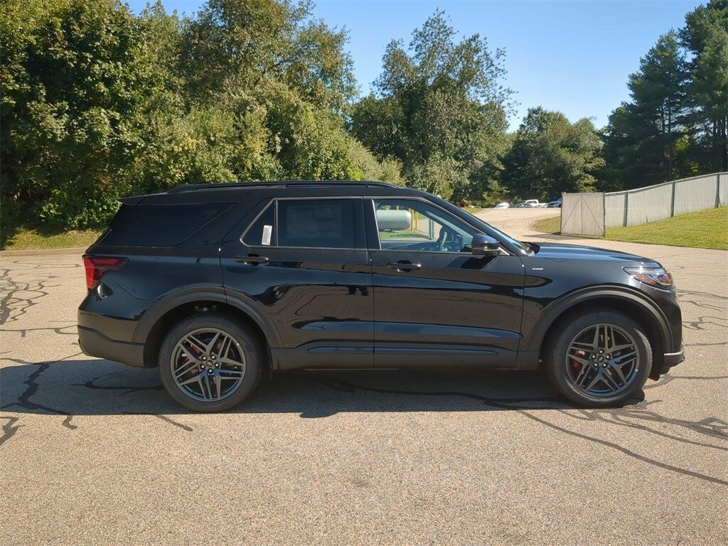 2025 Ford Explorer ST-Line photo 2