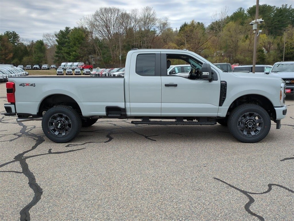 2025 Ford F-350 XL photo 2