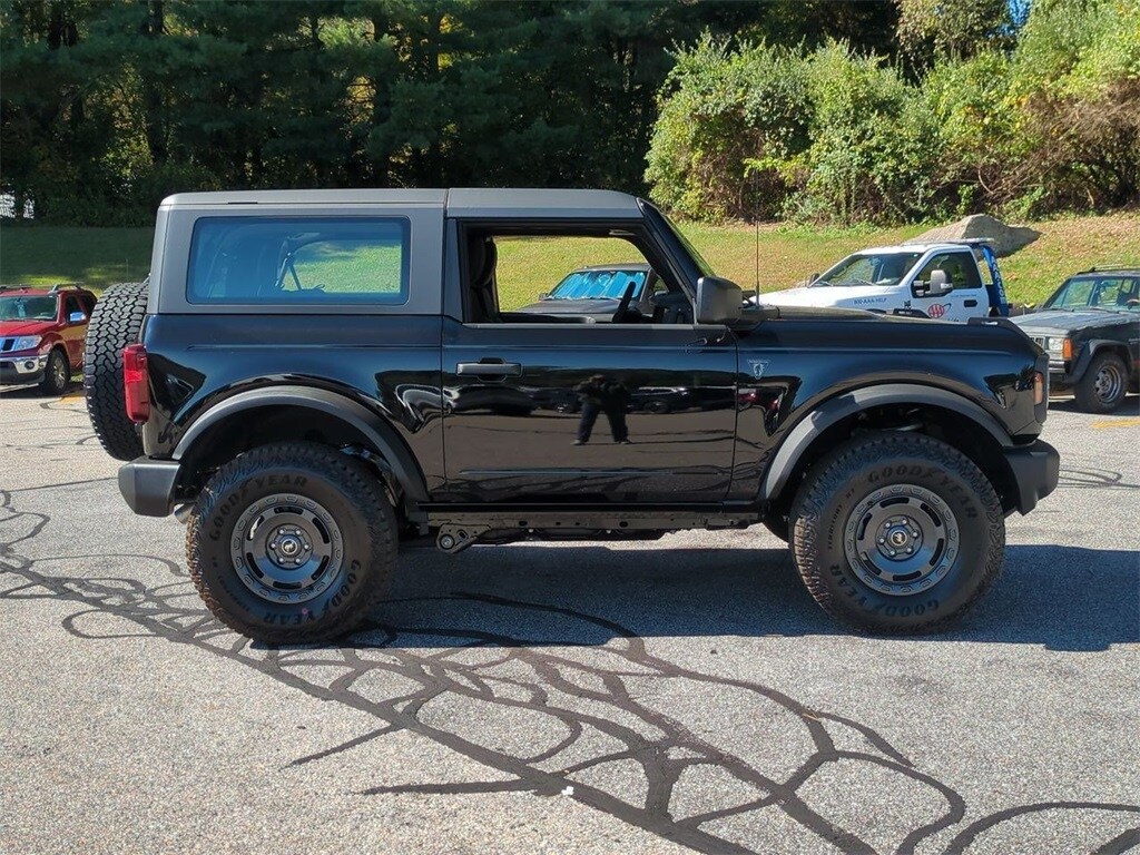 2025 Ford Bronco Base photo 2