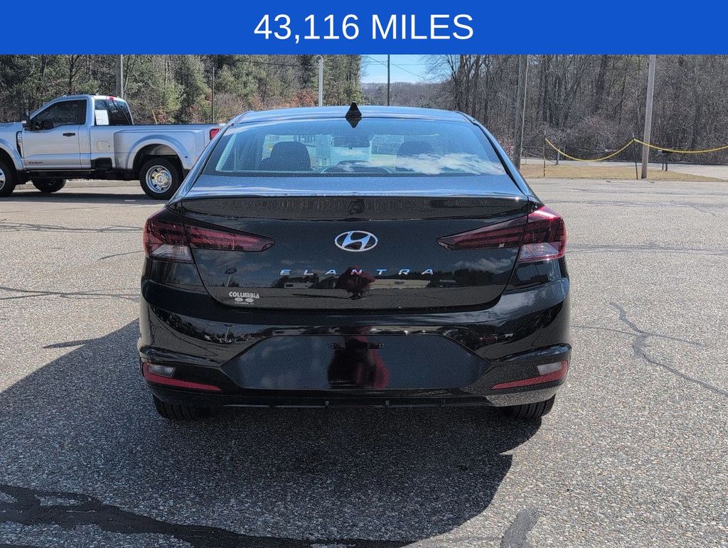 2020 Hyundai Elantra SEL photo 4