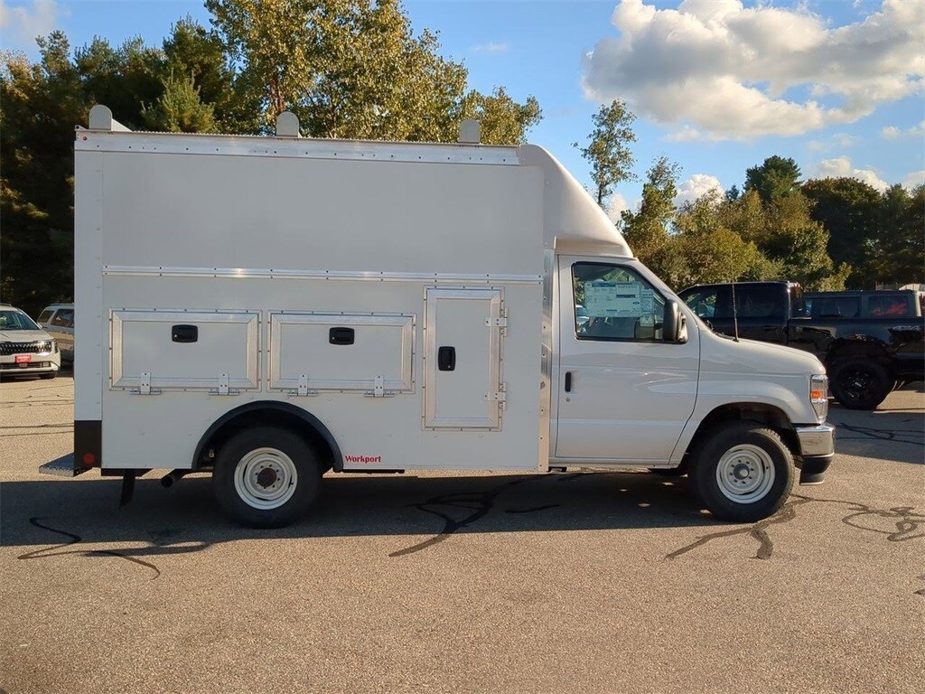 2025 Ford E-350 photo 2