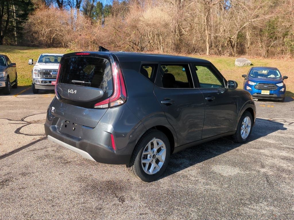 2024 Kia Soul LX photo 2