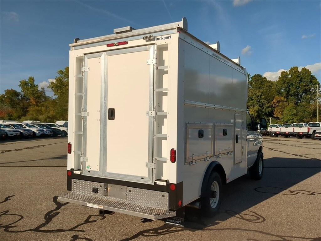 2025 Ford E-350 photo 3