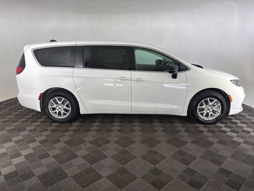 Used 2024 Chrysler Pacifica Touring L Minivan/Van