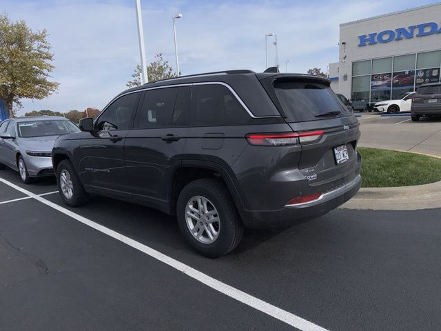 2022 Jeep Grand Cherokee Laredo photo 2