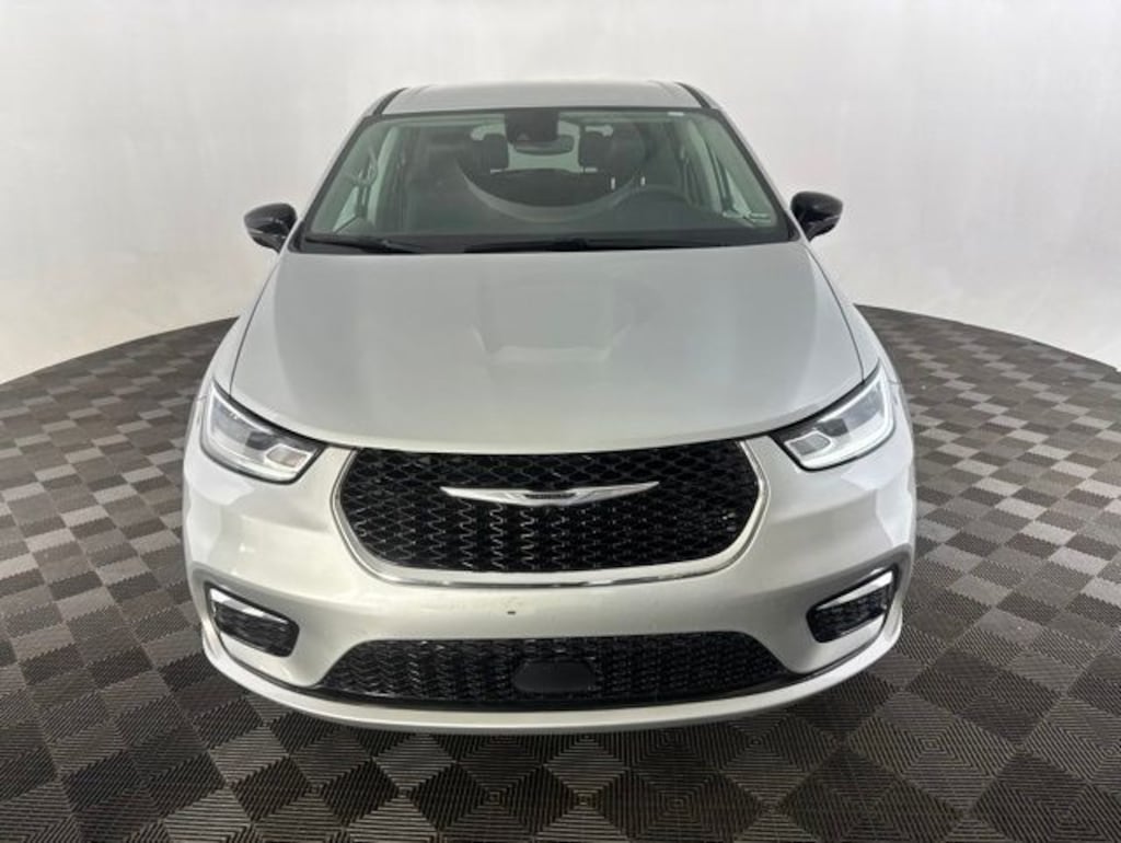 Used 2024 Chrysler Pacifica Touring L Minivan/Van