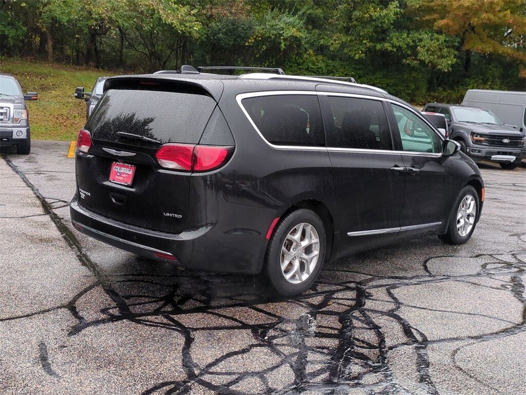 2019 Chrysler Pacifica Limited photo 2