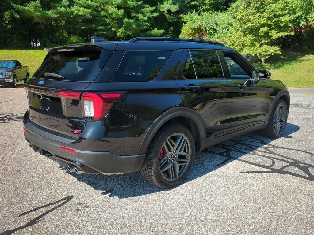 2025 Ford Explorer ST photo 2