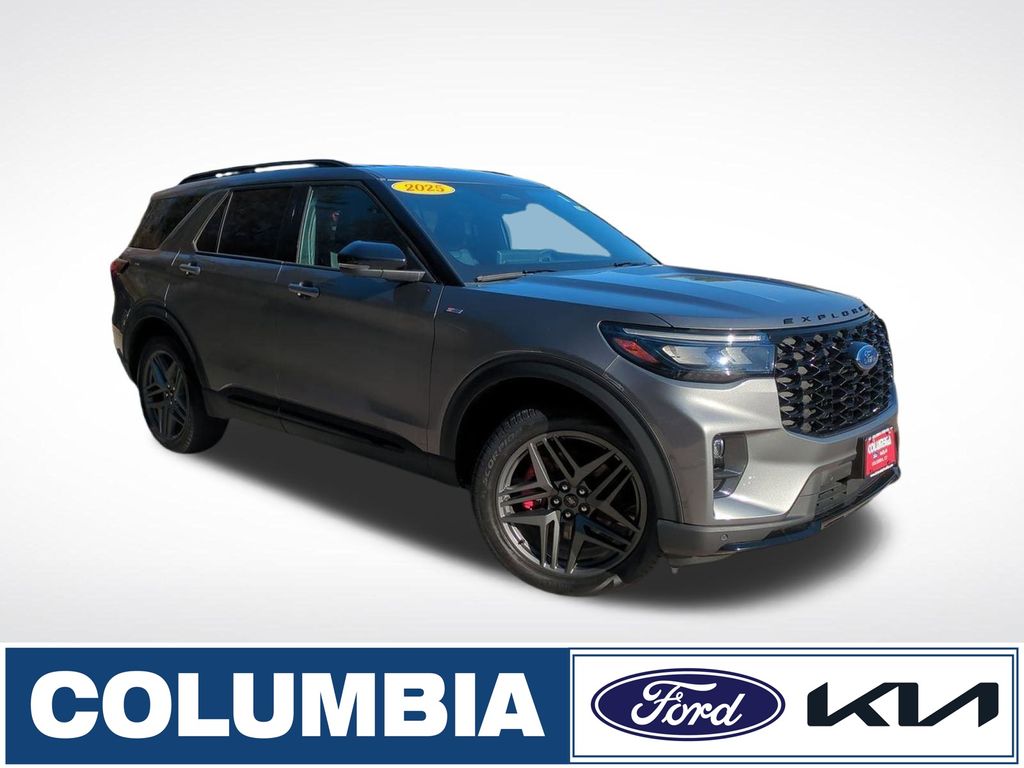 2025 Ford Explorer ST-LINE's photo