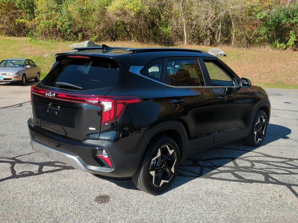 2025 Kia Seltos EX photo 3