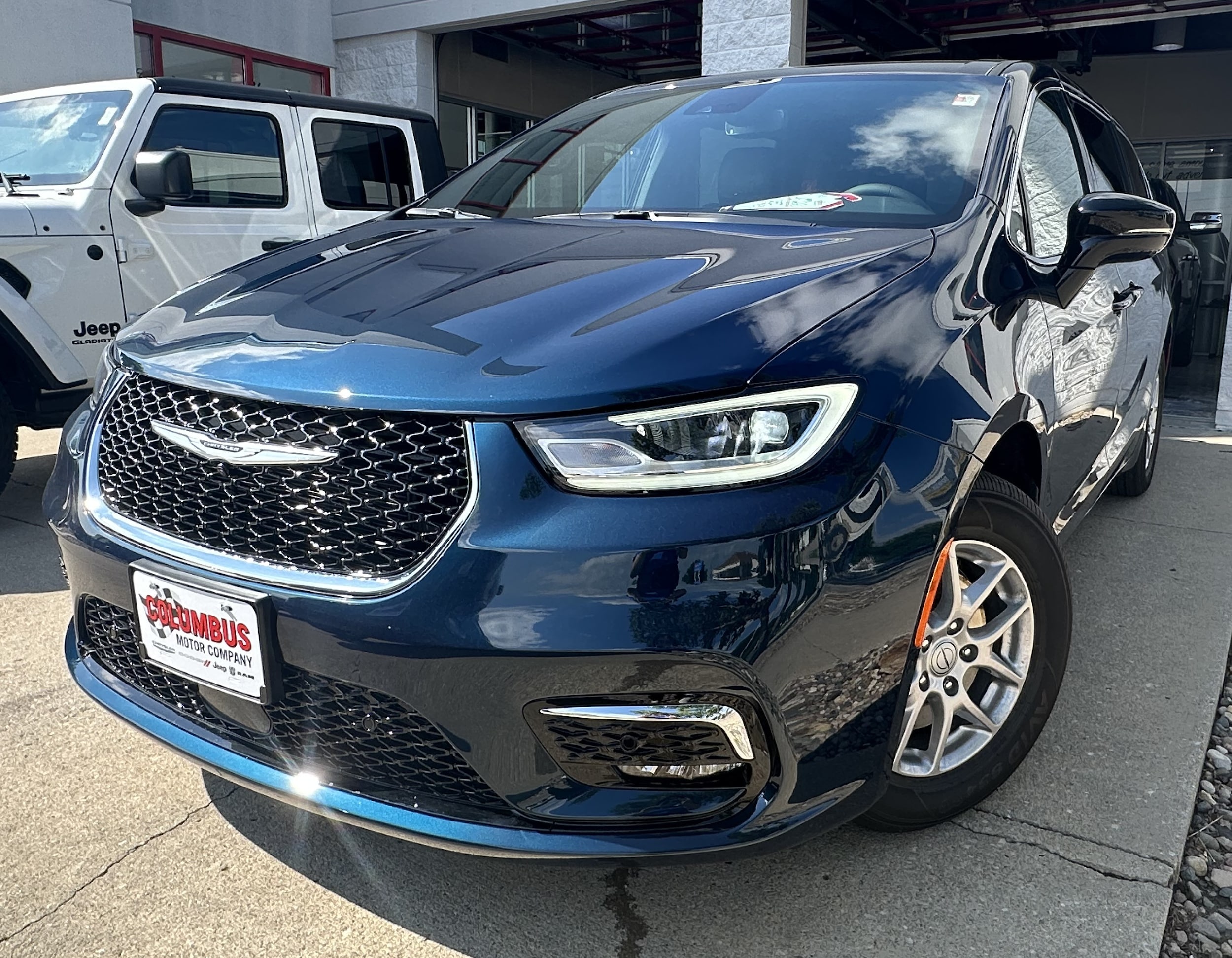 2025 Chrysler Pacifica SELECT