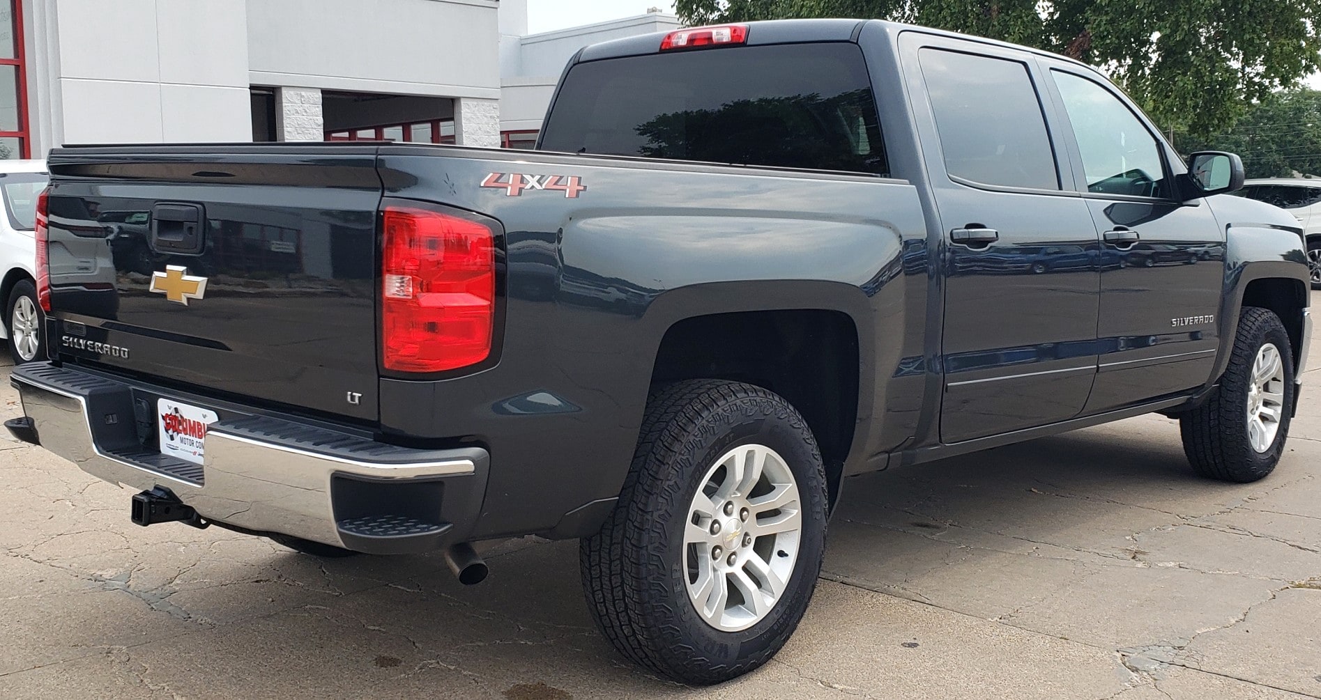 Used 2018 Chevrolet Silverado 1500 LT with VIN 3GCUKREC9JG403992 for sale in Columbus, NE