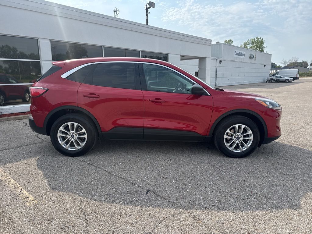 2022 Ford Escape SE photo 2