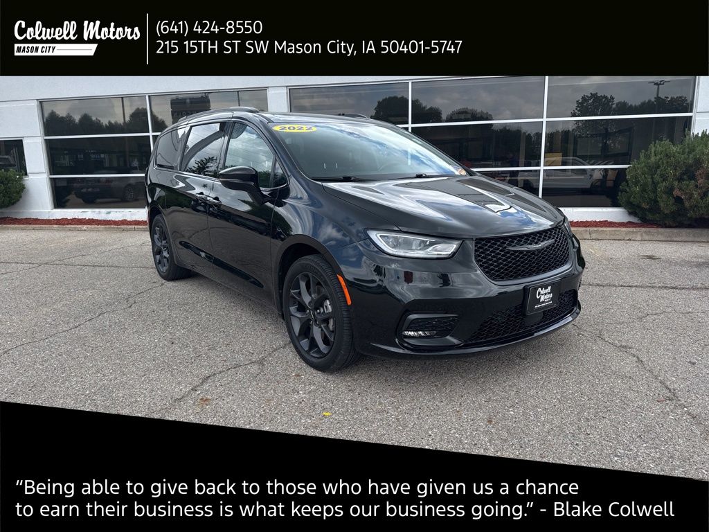 2022 Chrysler Pacifica Touring L's photo