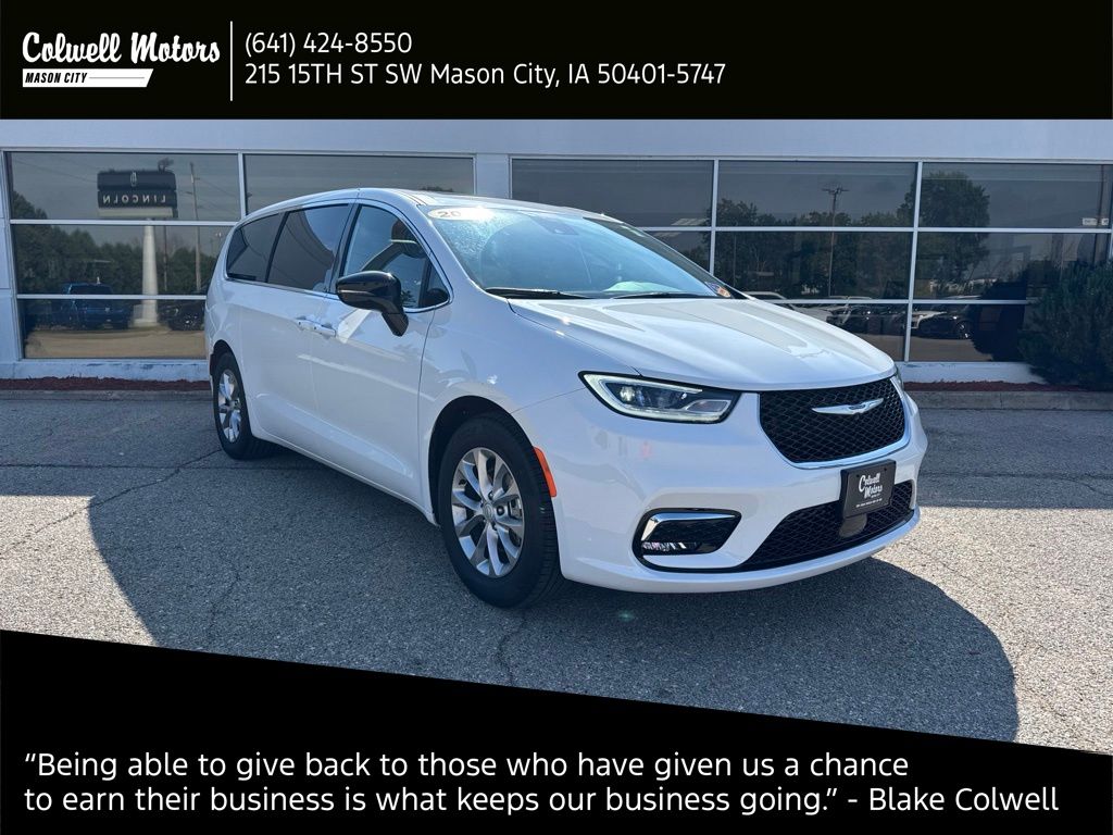 2026 Chrysler Pacifica Limited's photo