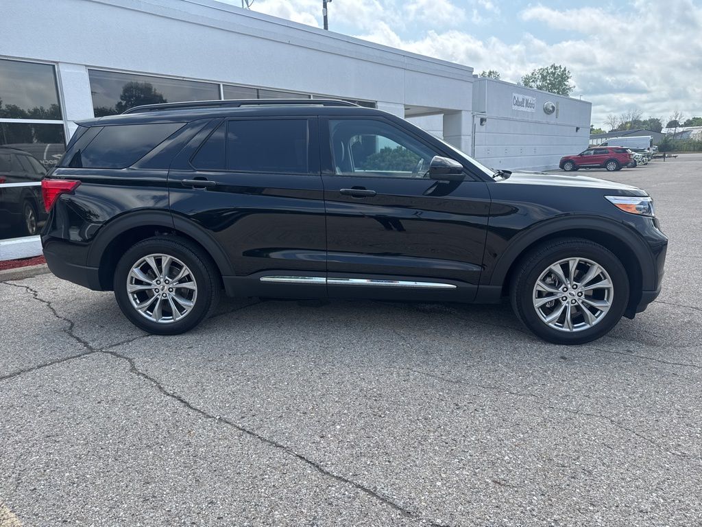 2023 Ford Explorer XLT photo 2