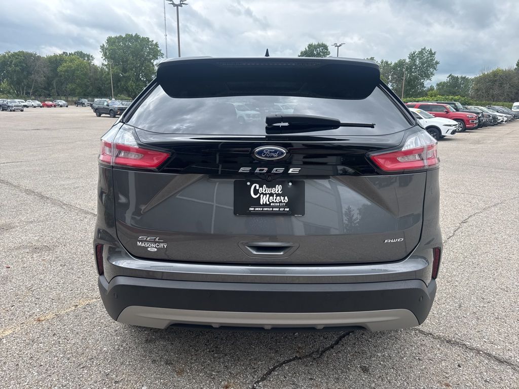2022 Ford Edge SEL photo 3