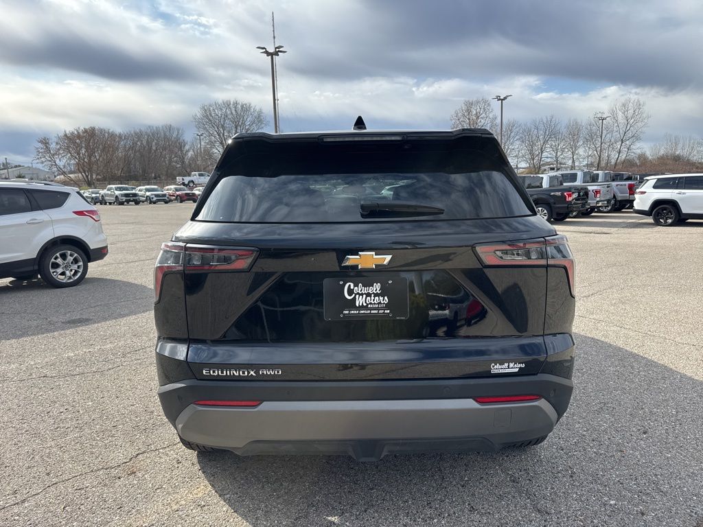 2025 Chevrolet Equinox LT photo 2