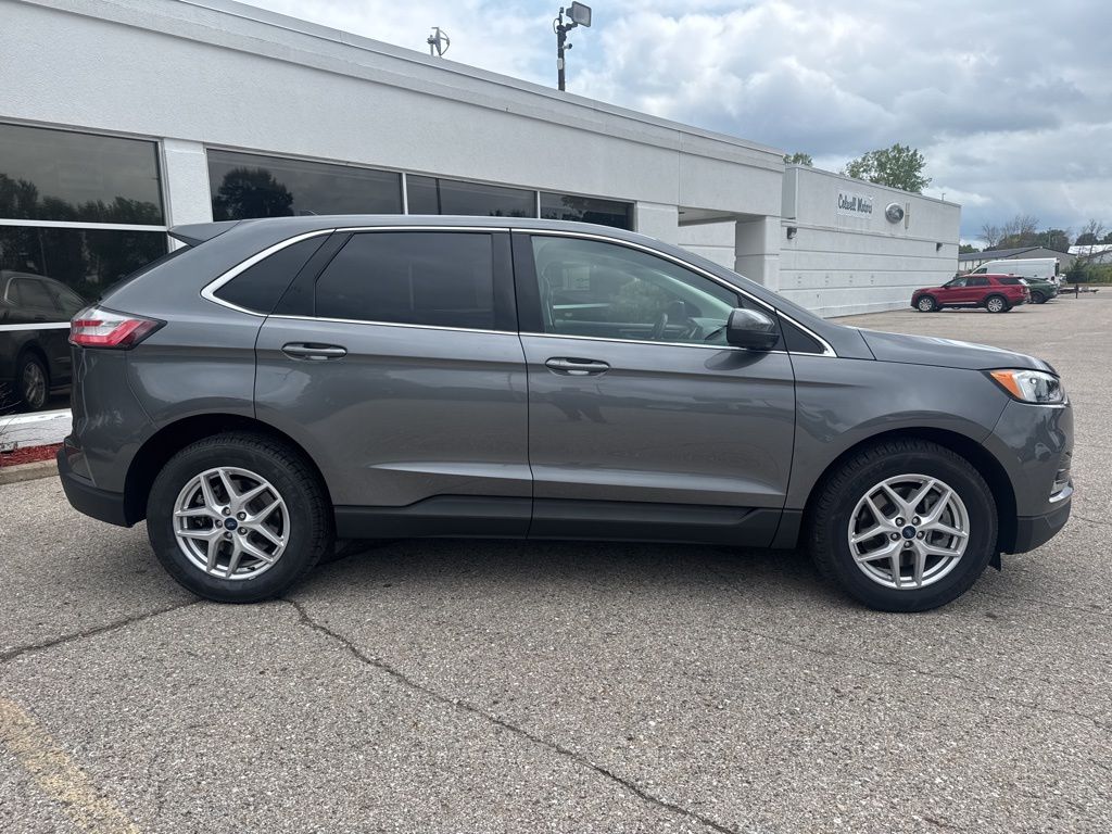2022 Ford Edge SEL photo 2