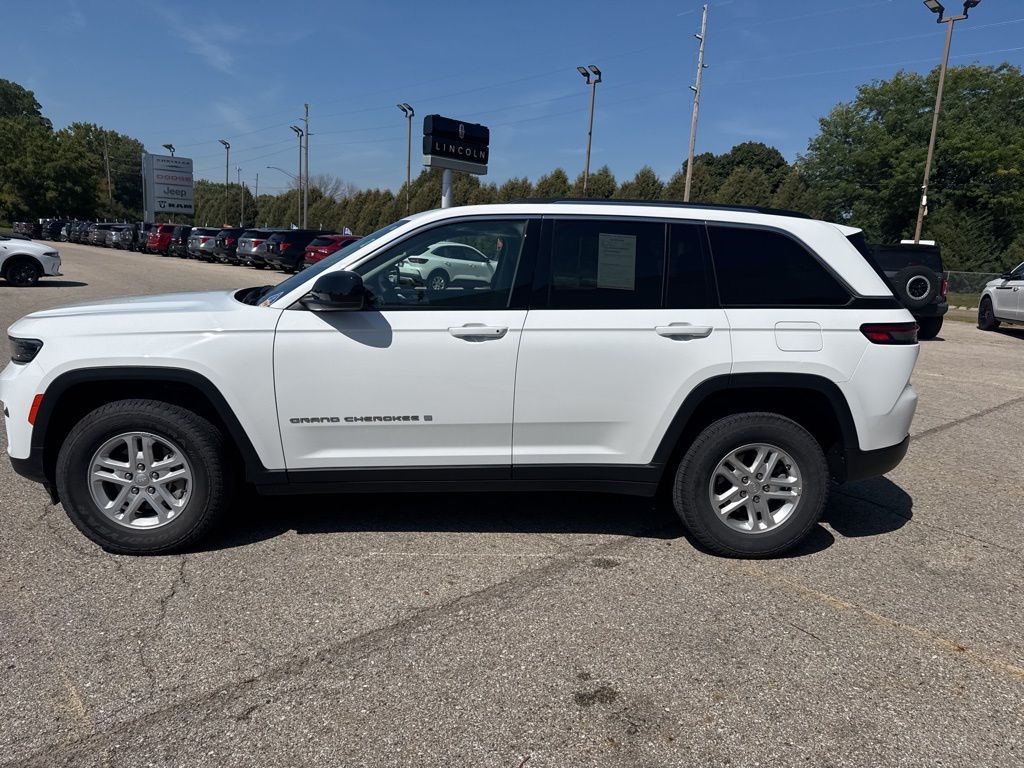 2023 Jeep Grand Cherokee Laredo photo 3