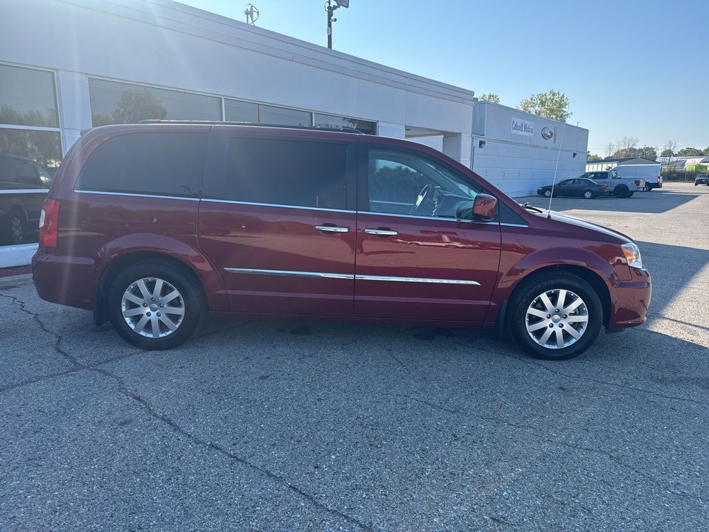Used 2015 Chrysler Town & Country Touring with VIN 2C4RC1BG6FR562546 for sale in Mason City, IA