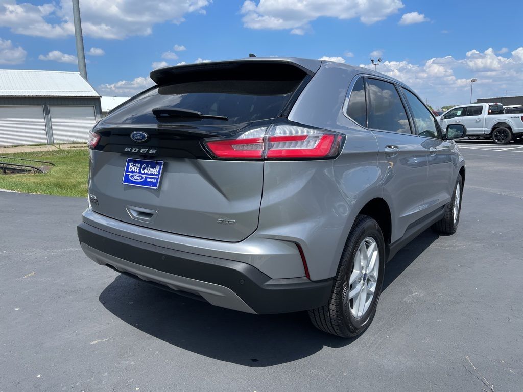 2022 Ford Edge SEL photo 3