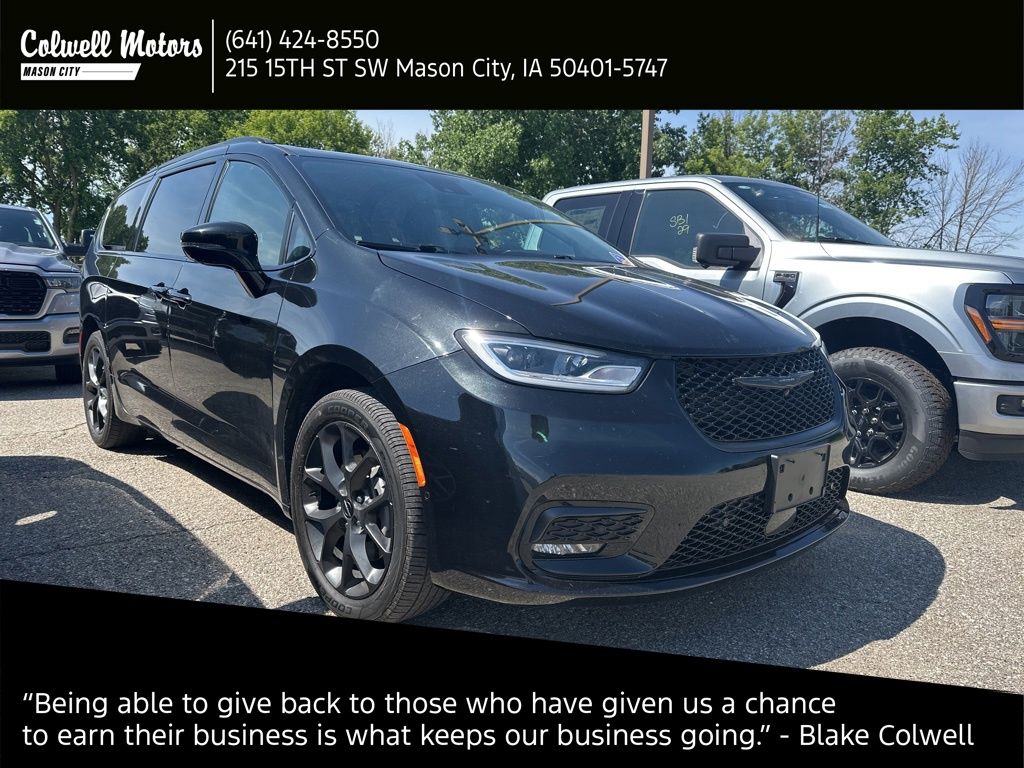 2022 Chrysler Pacifica Touring L's photo