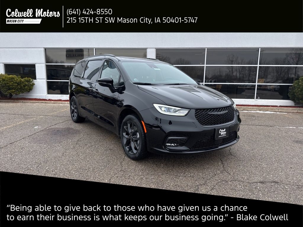 2026 Chrysler Pacifica Limited's photo