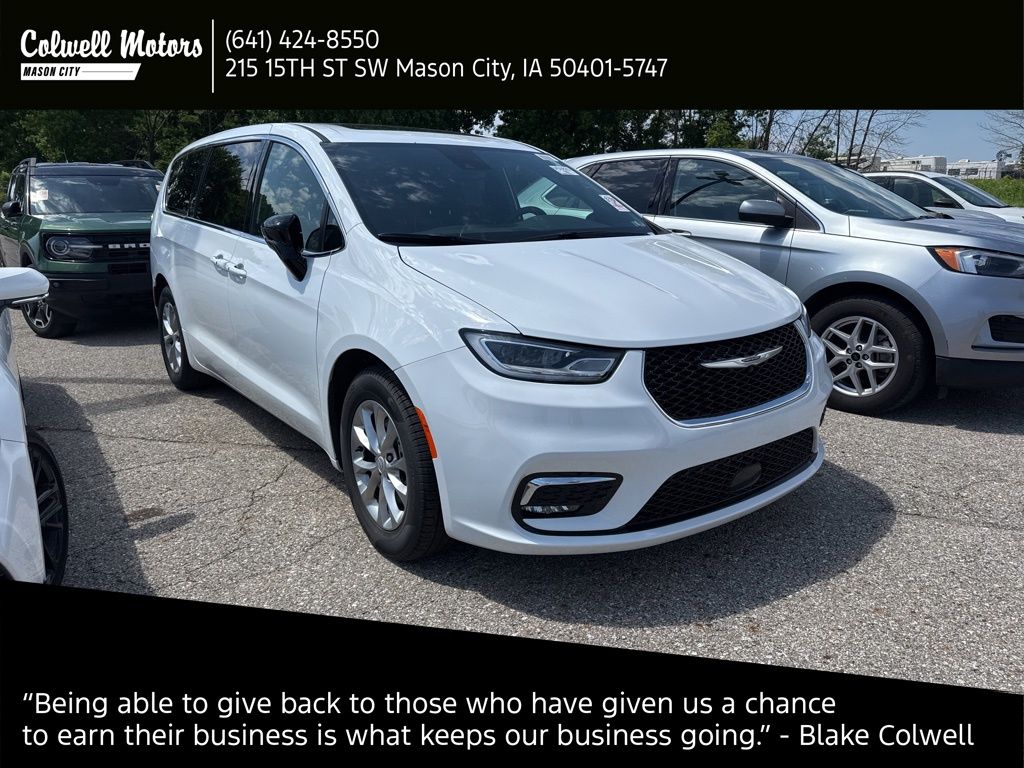 2026 Chrysler Pacifica Limited's photo