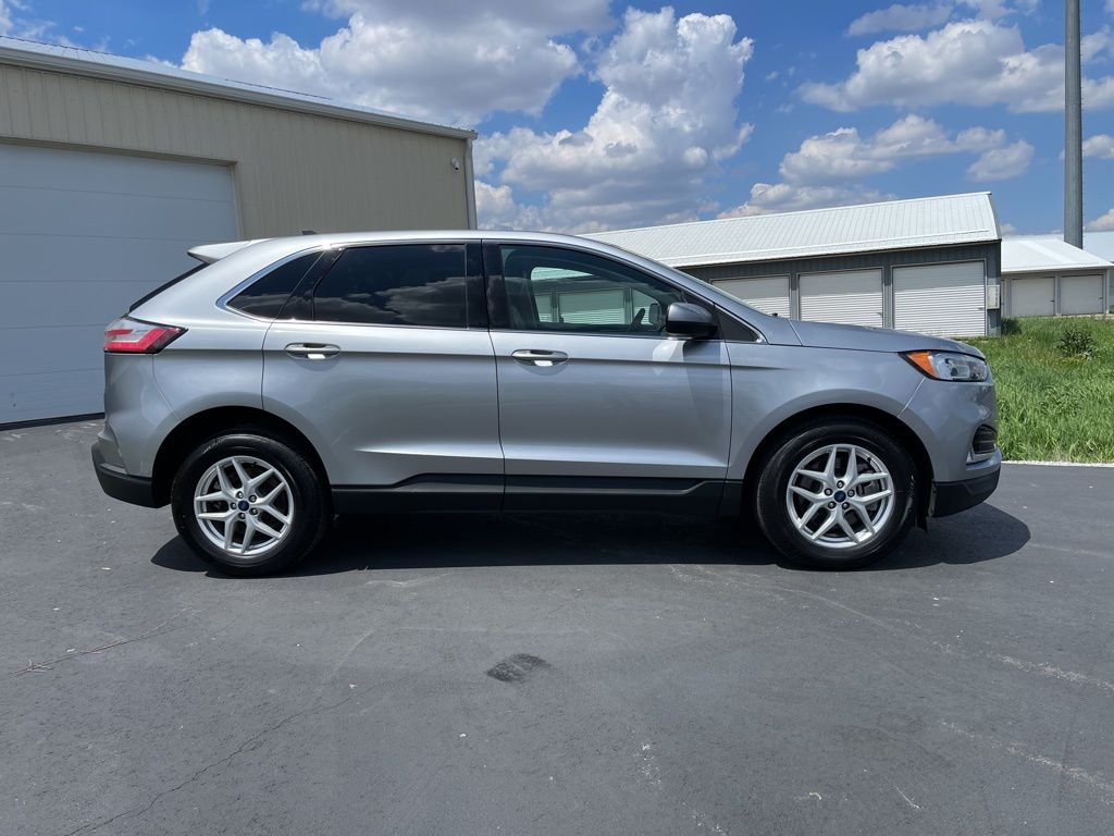 2022 Ford Edge SEL photo 2