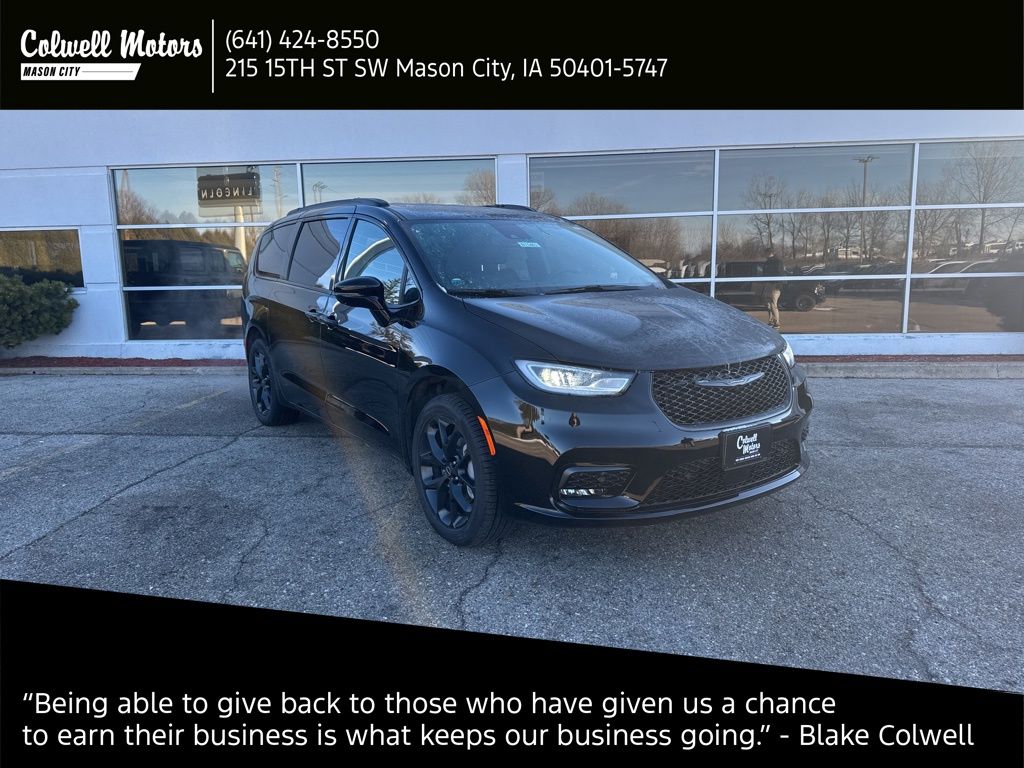 2026 Chrysler Pacifica Select's photo