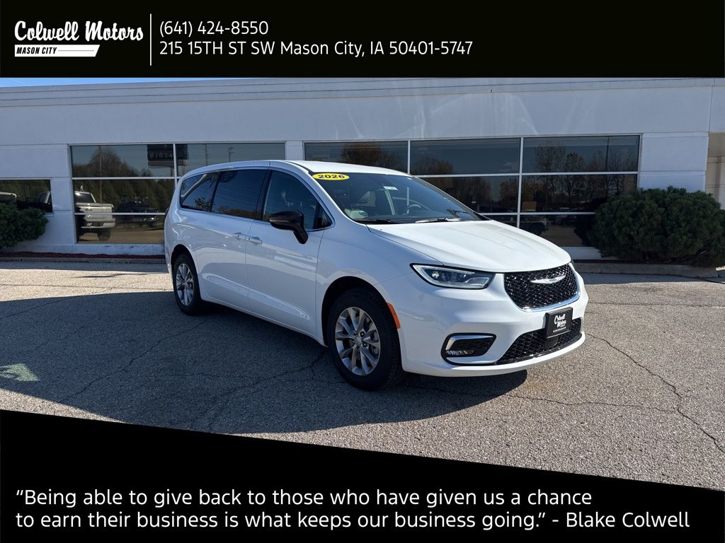 2026 Chrysler Pacifica Select's photo