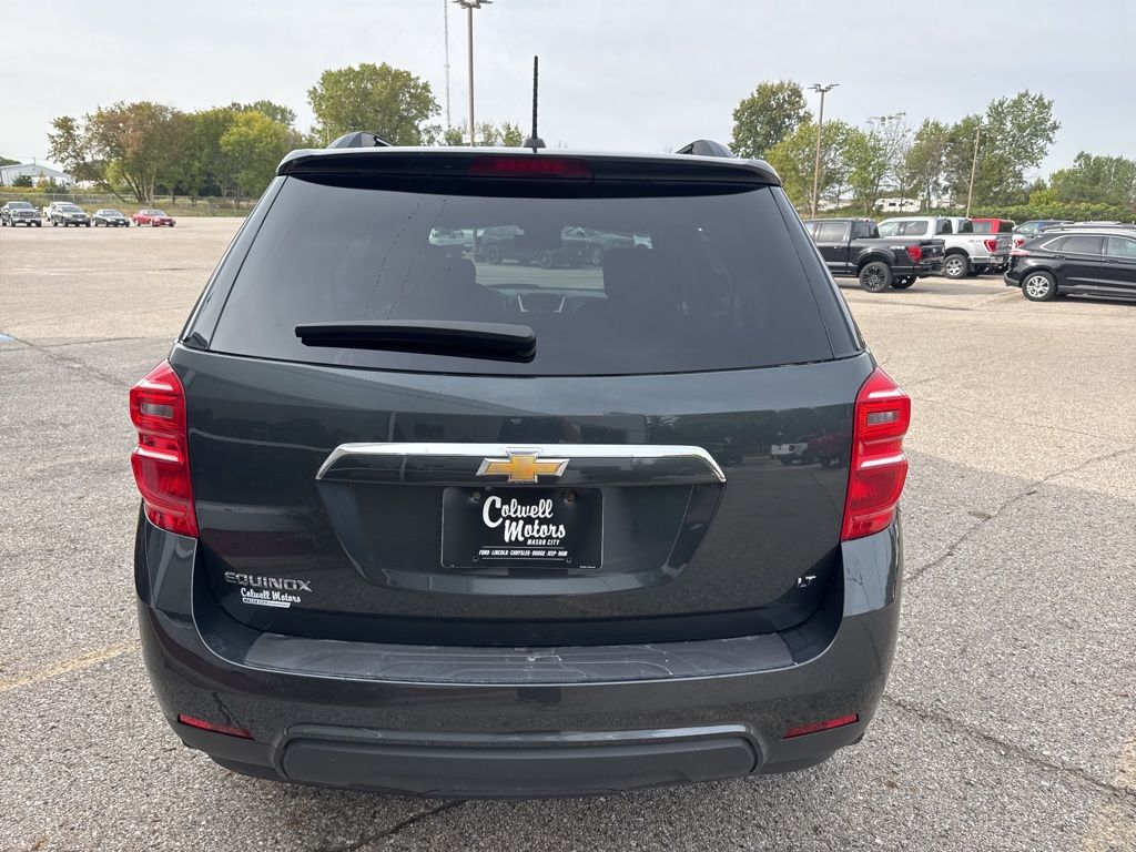 2017 Chevrolet Equinox LT photo 2