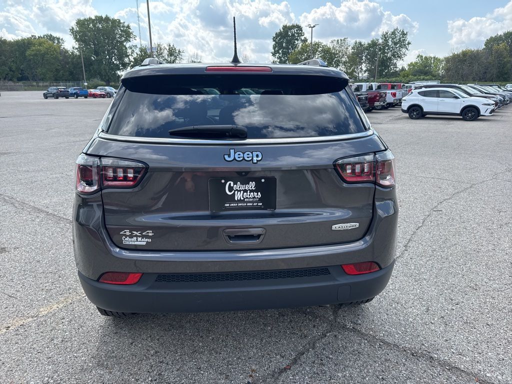 2022 Jeep Compass Latitude photo 3