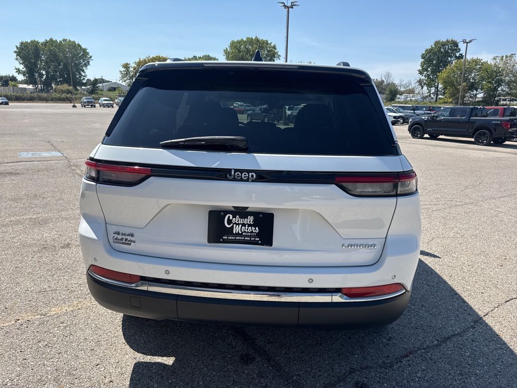 2023 Jeep Grand Cherokee Laredo photo 2