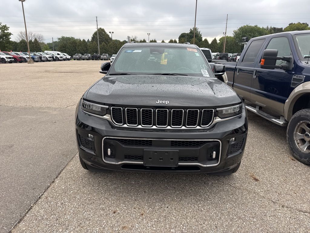 2022 Jeep Grand Cherokee Overland photo 2
