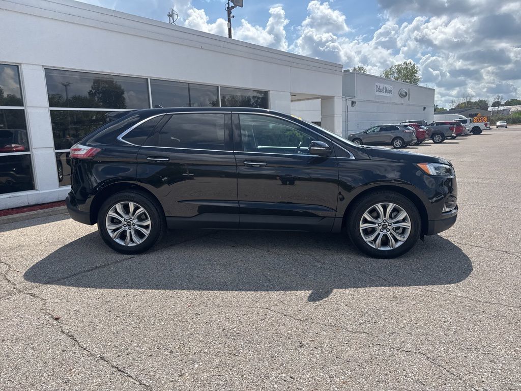 2024 Ford Edge Titanium photo 2