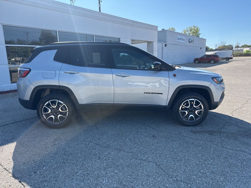 2024 Jeep Compass Trailhawk photo 2